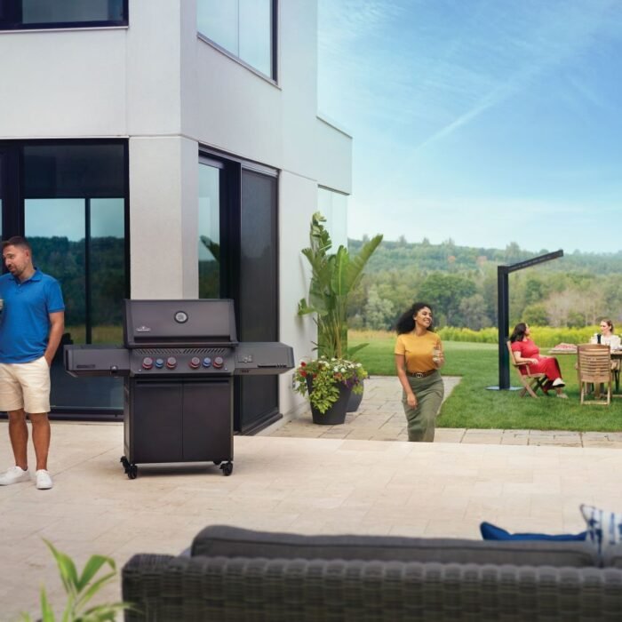 P500VXRSIBNK-PHM-Web-Gallery-37-Original_JPG-Prestige-P500VXRSIBPKPHM_Connected_Life-NA-Patio-ON-Ppl-Womanfar-w-bkg-setting